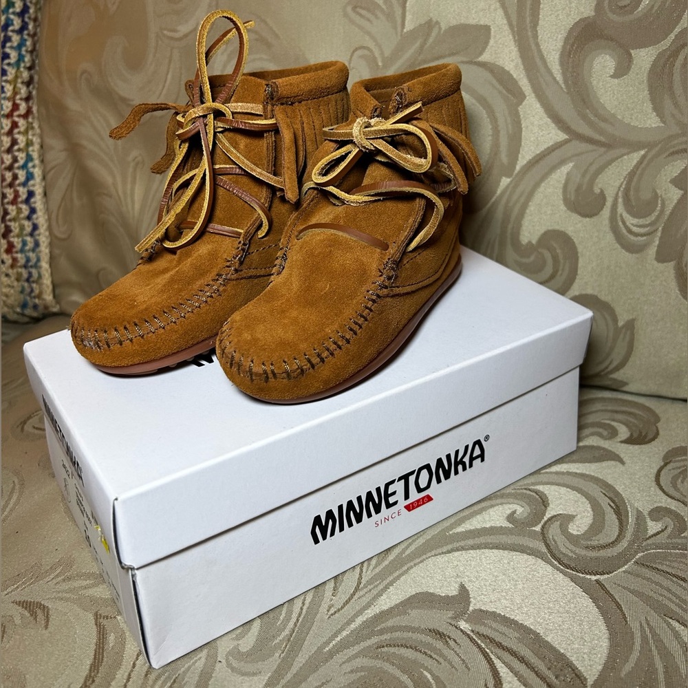 Tramper Minnetonka Child’s 10 Tan Suede Boots New in Box